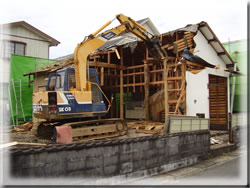 敷地内の住宅家屋などの取壊し、リフォームに伴う建物解体工事